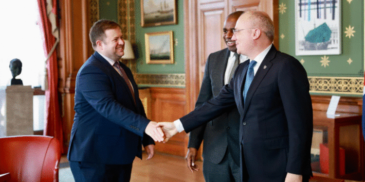 Ministri Hasani vizitë në Londër, takohet me Sekretarin e Jashtëm David Lammy