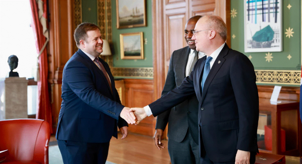 Ministri Hasani vizitë në Londër, takohet me Sekretarin e Jashtëm David Lammy