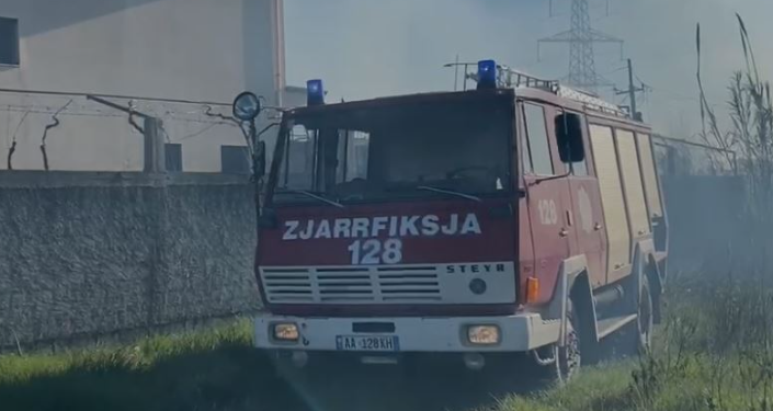 Zjarr pranë nënstacionit elektrik në Rrile të Lezhës, rrezikohen banesat