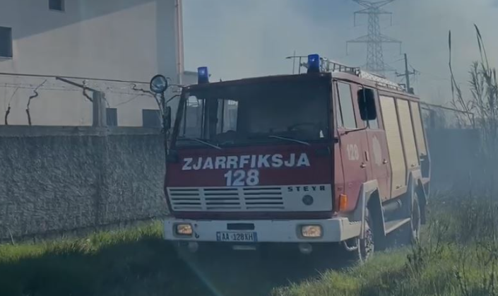 Zjarr pranë nënstacionit elektrik në Rrile të Lezhës, rrezikohen banesat