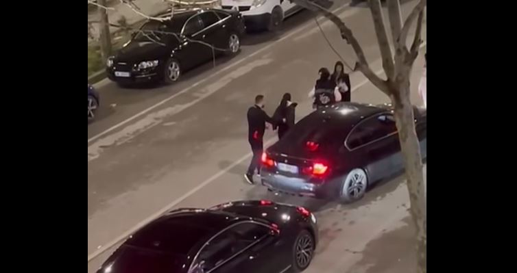 VIDEO / Sherr mes dy vajzash në Vlorë, ndalojnë makinat në mes të rrugës e kapen për flokësh