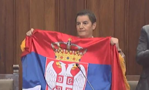 Opozita serbe “ndezi” Kuvendin, Brnabiç: Jeni bërë heronjtë e shqiptarëve!