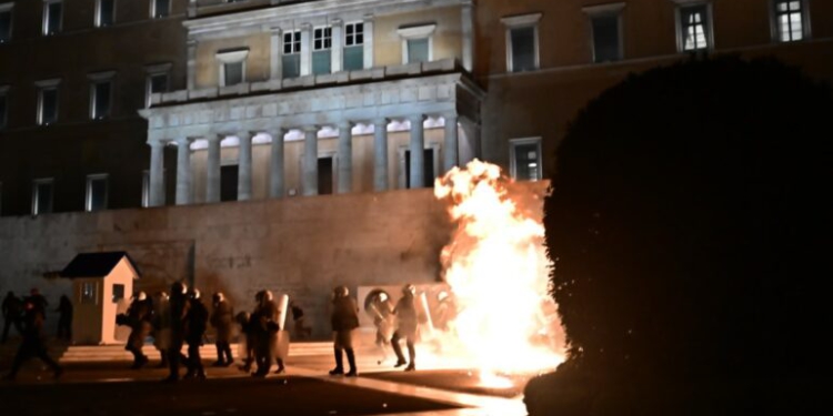 Nuk ndalen grekët, protestuesit “i vë flakën” Parlamentit! Molotovë, gaz lotësjellës dhe arrestime, çfarë po ndodh në sheshin “Sintagma”
