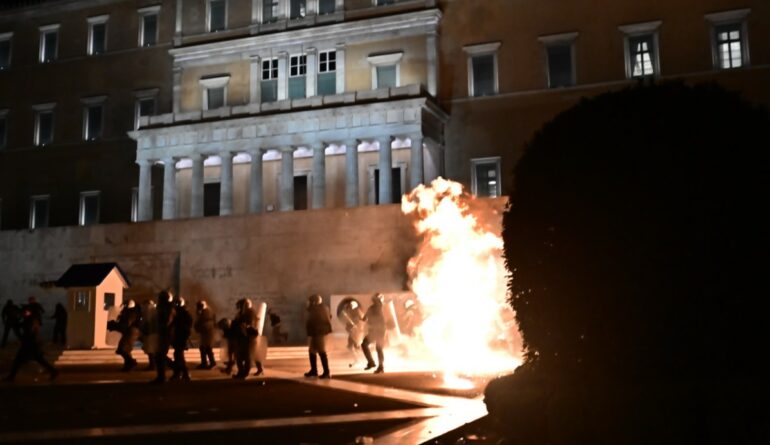 Nuk ndalen grekët, protestuesit “i vë flakën” Parlamentit! Molotovë, gaz lotësjellës dhe arrestime, çfarë po ndodh në sheshin “Sintagma”