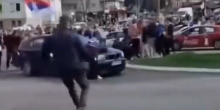 Studentët mblidhen në Beograd! Makina futet mes turmës, merr me vete një protestuese dhe e përplas në tokë