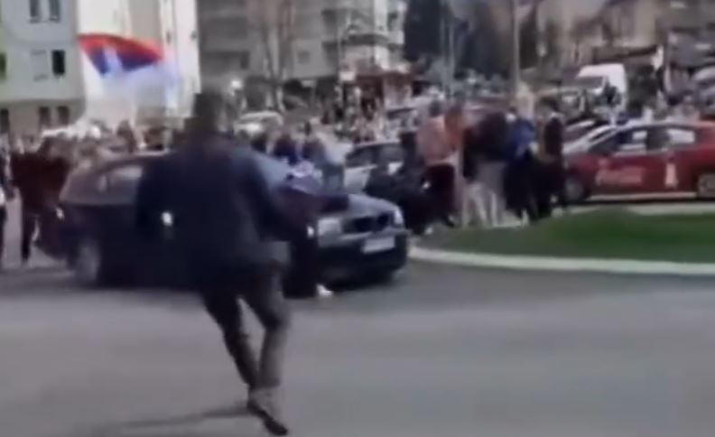 Studentët mblidhen në Beograd! Makina futet mes turmës, merr me vete një protestuese dhe e përplas në tokë