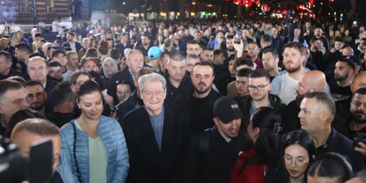 “PD po humb energji kot para zgjedhjeve”, gazetari ironi me protestën e djeshme: Autodisfatizëm! mediat nuk patën nevojë as të ngrinin dronët