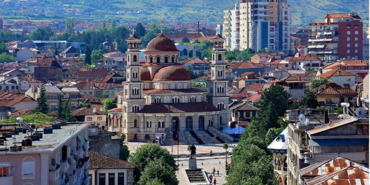 Zhduket 16 vjeçarja në Korçë, policia në këmbë