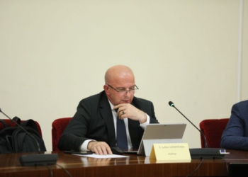 Habit deputeti i Berishës: Dy orë pushim të premteve për myslimanët, se falin namazin!