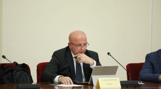 Habit deputeti i Berishës: Dy orë pushim të premteve për myslimanët, se falin namazin!