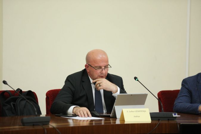 Habit deputeti i Berishës: Dy orë pushim të premteve për myslimanët, se falin namazin!