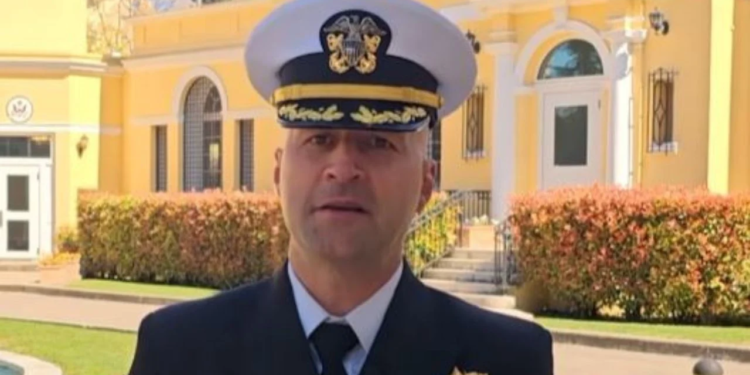 Një “tirons” që komandon një luftanije amerikane! Ambasada Amerikane poston videon: Njihuni me shqiptaro-amerikanin do drejtojë USS Pearl Harbor