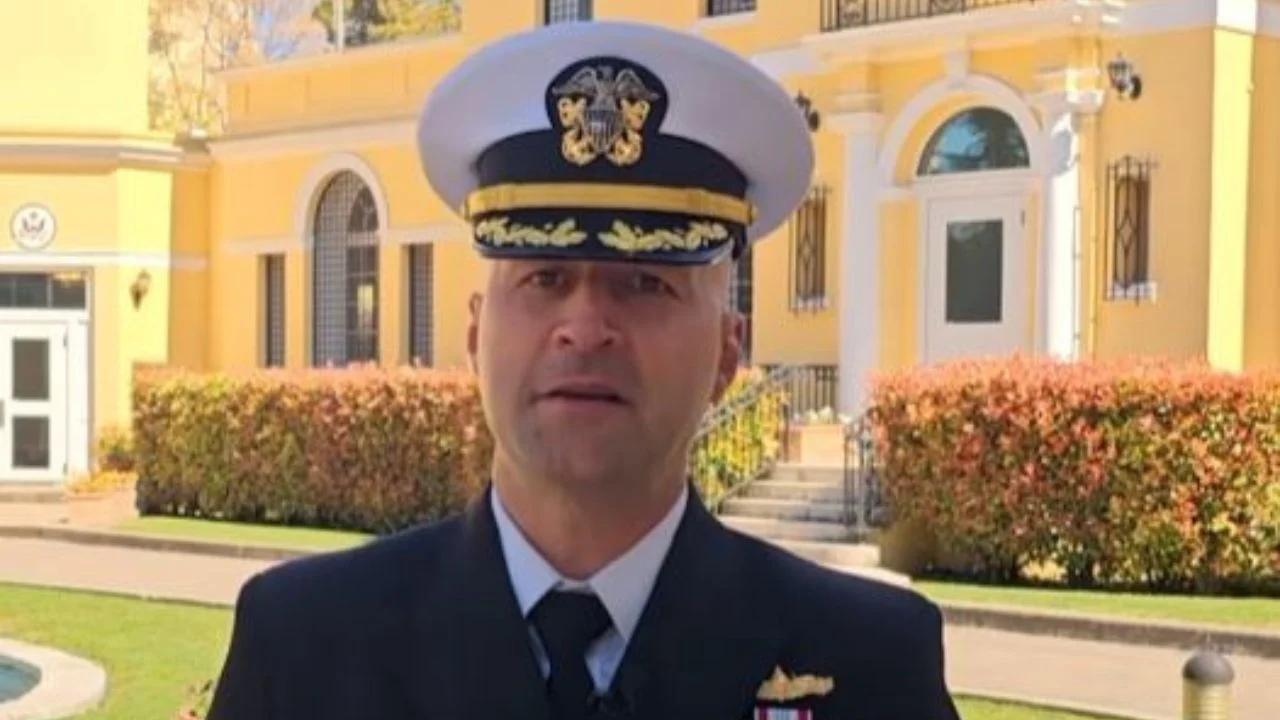 Një “tirons” që komandon një luftanije amerikane! Ambasada Amerikane poston videon: Njihuni me shqiptaro-amerikanin do drejtojë USS Pearl Harbor