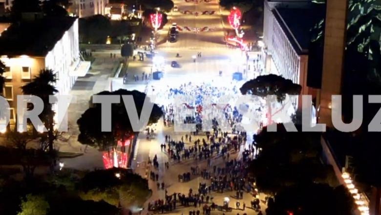 VIDEO / Pamje pa koment, ja pjesëmarrja në protestën e Berishës për TikTok-un