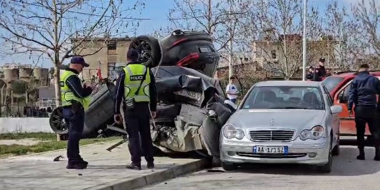 Porsche ‘fluturon’ nga rruga, aksidenton 5 makina të tjera! Njëra përmbyset, tjetra shkatërrohet plotësisht (FOTO)