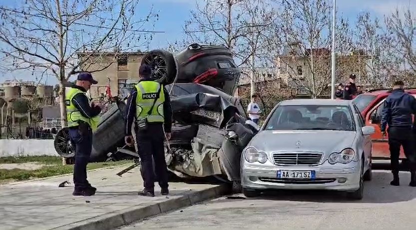 Porsche ‘fluturon’ nga rruga, aksidenton 5 makina të tjera! Njëra përmbyset, tjetra shkatërrohet plotësisht (FOTO)