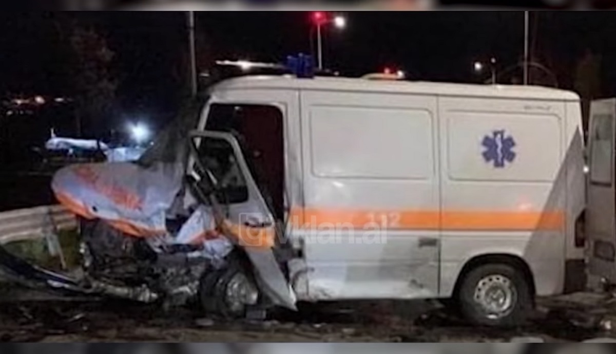 VIDEO/ Ambulanca përplaset me makinën në Tiranë, raportohet për disa të plagosur