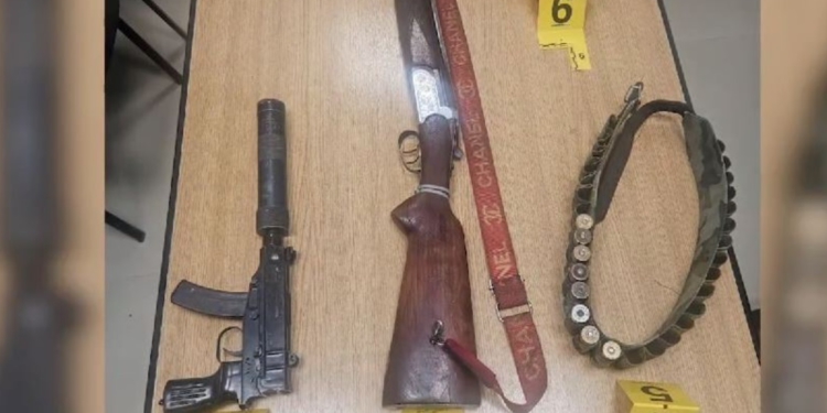 U konfliktua dhe plagosi me armë gjahu në këmbë një 53-vjeçar, pranga të riut në Elbasan