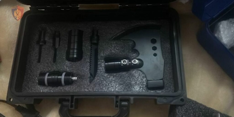Nuk “zë” mend nga arresti shtëpiak, policia kap 41-vjeçarin. Çfarë i gjetën në banesë