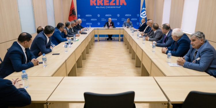 “Shqipëria Madhështore”, PD regjistron koalicionin me 25 parti të tjera, grekët e çamët bëhen bashkë te Berisha
