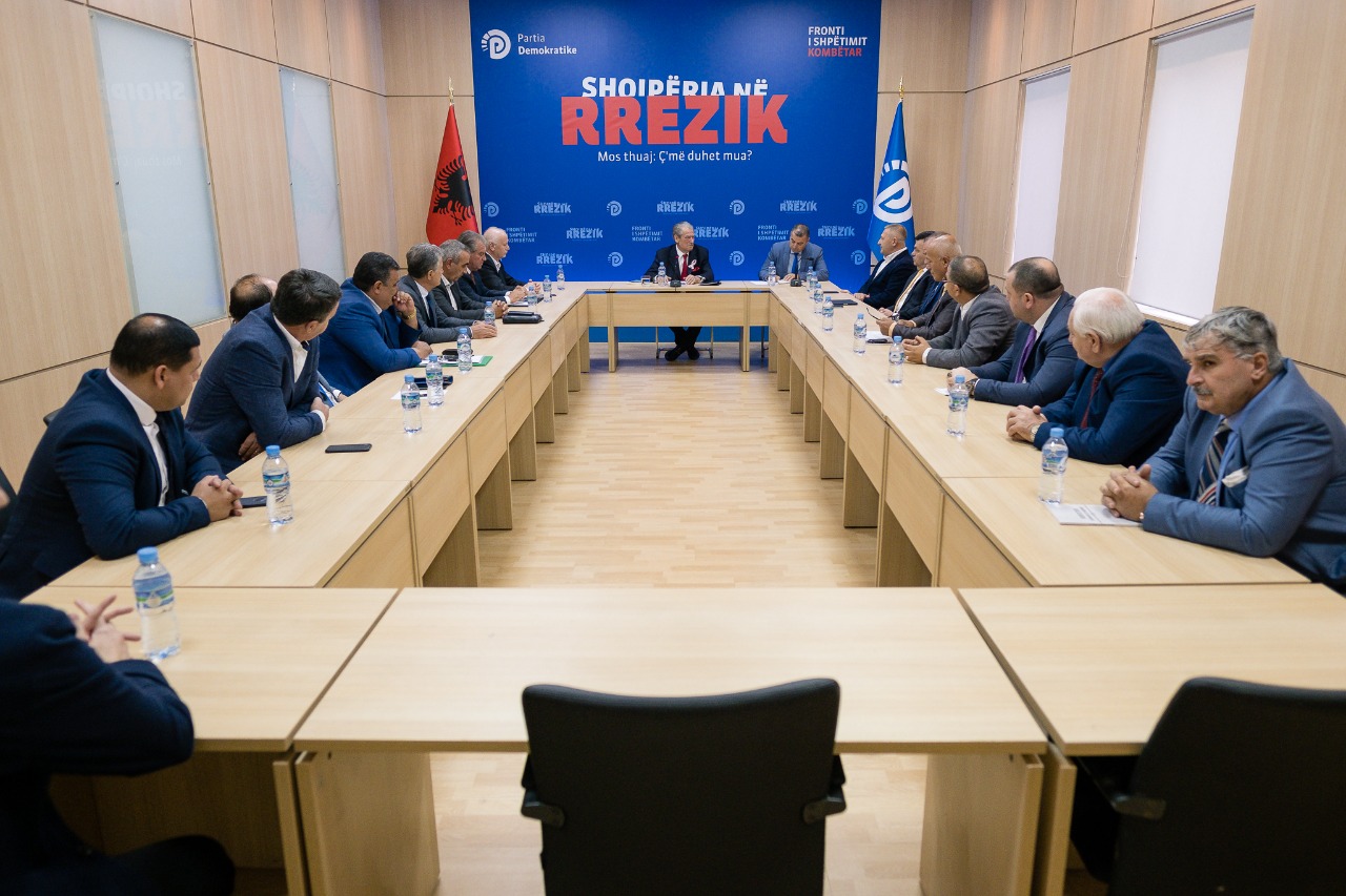 “Shqipëria Madhështore”, PD regjistron koalicionin me 25 parti të tjera, grekët e çamët bëhen bashkë te Berisha