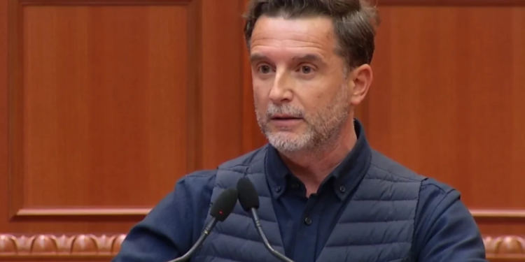 Berisha thirrje për bojkot të mësimit, “shpërthen” Braçe: Duhet të kesh probleme mendore t’i thuash një fëmijë mos shko në shkollë! Përmes kallashnikovëve në TikTok…