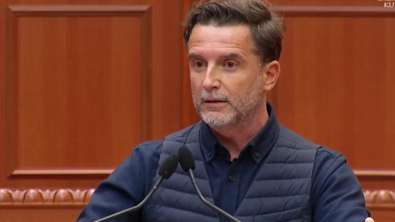 Berisha thirrje për bojkot të mësimit, “shpërthen” Braçe: Duhet të kesh probleme mendore t’i thuash një fëmijë mos shko në shkollë! Përmes kallashnikovëve në TikTok…