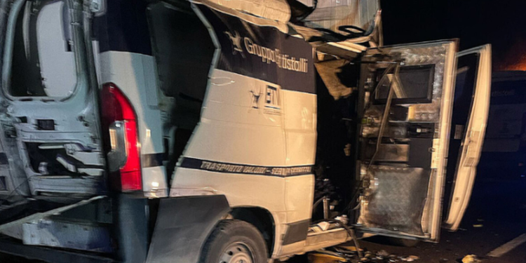 Si në filma! Me kallashnikov dhe eksploziv, banditët grabisin miliona euro nga 2 furgonë të blinduar në Itali