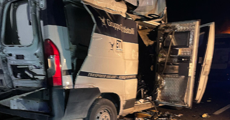 Si në filma! Me kallashnikov dhe eksploziv, banditët grabisin miliona euro nga 2 furgonë të blinduar në Itali