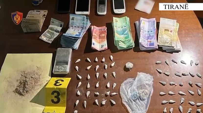 Goditen 2 raste të shitjes së drogave të forta, dy persona në pranga në Tiranë