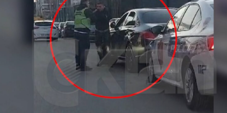 VIDEO / Sherr me punonjësin e policisë në rrugë, arrestohet 31-vjeçari në Tiranë