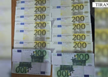 U kap në flagrancë me 2800 euro të dyshuara false, pranga 20-vjeçarit në Tiranë