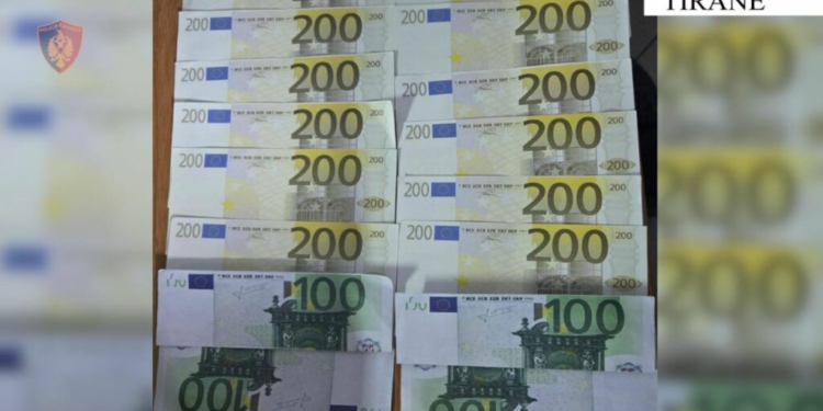 U kap në flagrancë me 2800 euro të dyshuara false, pranga 20-vjeçarit në Tiranë