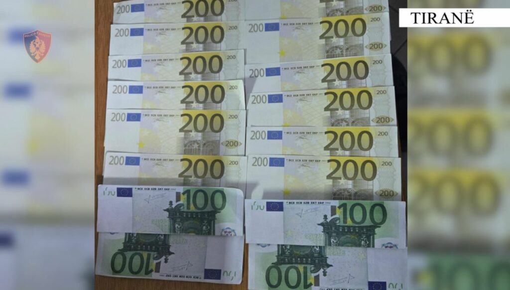 U kap në flagrancë me 2800 euro të dyshuara false, pranga 20-vjeçarit në Tiranë