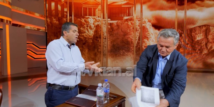 Vëllai i vogël e akuzon për vjedhje, Ferjati i tund dokumentet para fytyrës: Të të vijë zor!