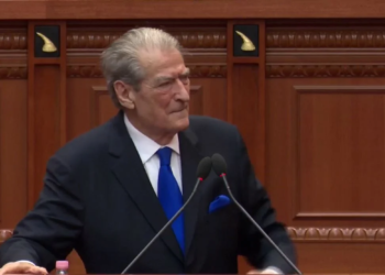 “Vinit me çanta dhe këpucë të shtrenjta në Kuvend”, Berisha- socialistëve: Në mbledhjen e grupit duhet të vendosnit…