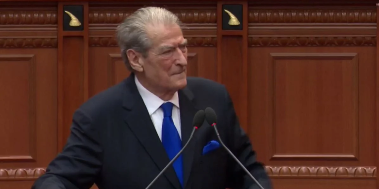 “Vinit me çanta dhe këpucë të shtrenjta në Kuvend”, Berisha- socialistëve: Në mbledhjen e grupit duhet të vendosnit…