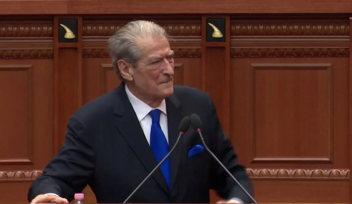 “Vinit me çanta dhe këpucë të shtrenjta në Kuvend”, Berisha- socialistëve: Në mbledhjen e grupit duhet të vendosnit…