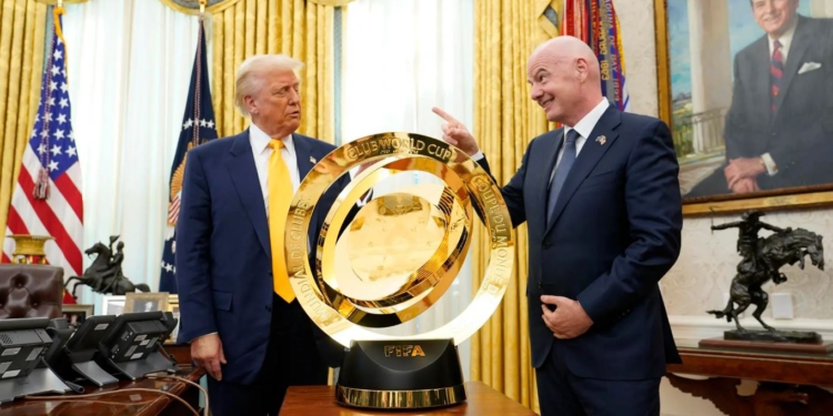 Infantino i dorëzon Trumpit trofeun e Botërorit për Klube: Do të jetë ngjarje e madhe
