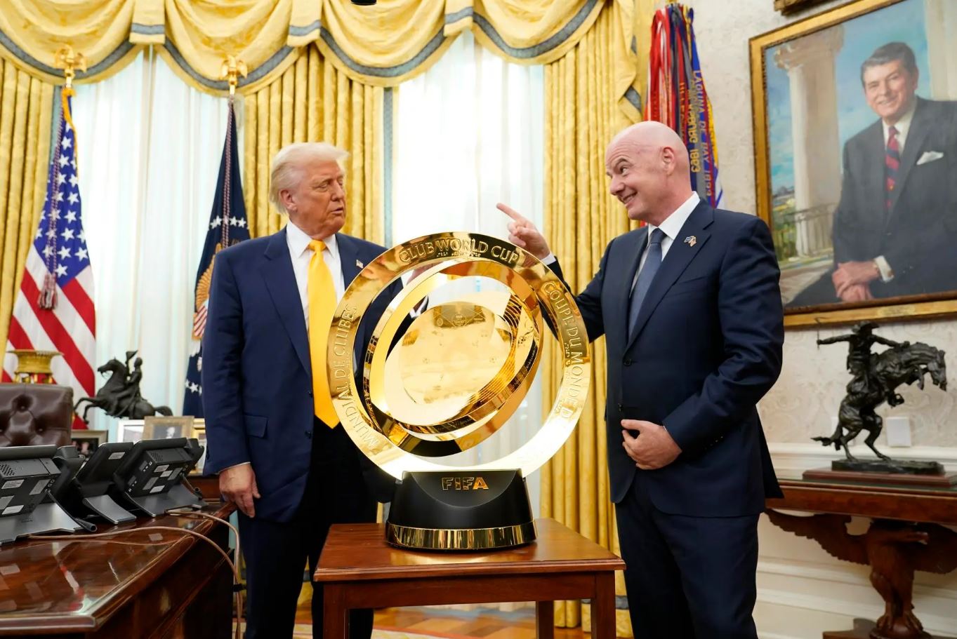 Infantino i dorëzon Trumpit trofeun e Botërorit për Klube: Do të jetë ngjarje e madhe