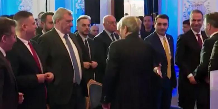 Belind Këlliçi i zgjat dorën, Berisha “ia lë thatë”, VIDEOJA që po bën xhiron e rrjetit