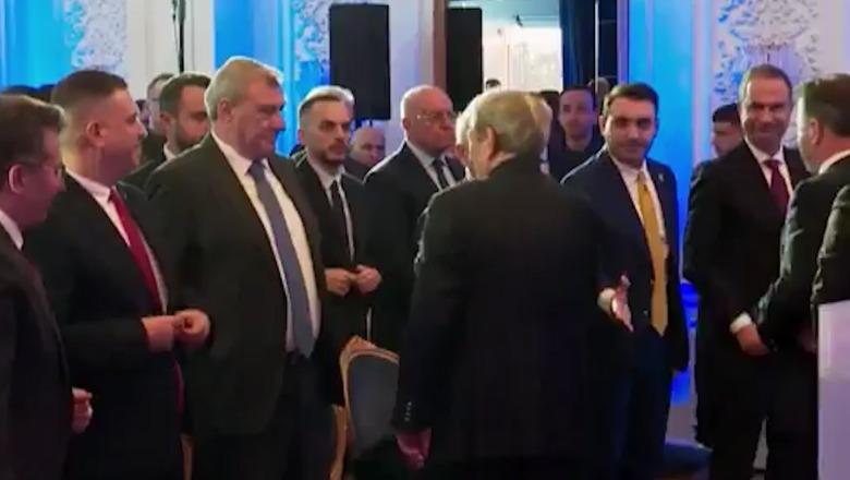 Belind Këlliçi i zgjat dorën, Berisha “ia lë thatë”, VIDEOJA që po bën xhiron e rrjetit