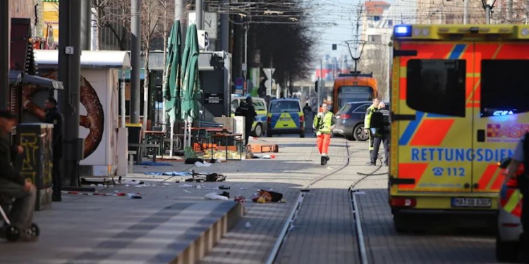 Makina merr përpara turmën e njerëzve në Mannheim të Gjermanisë, një viktimë dhe disa të plagosur