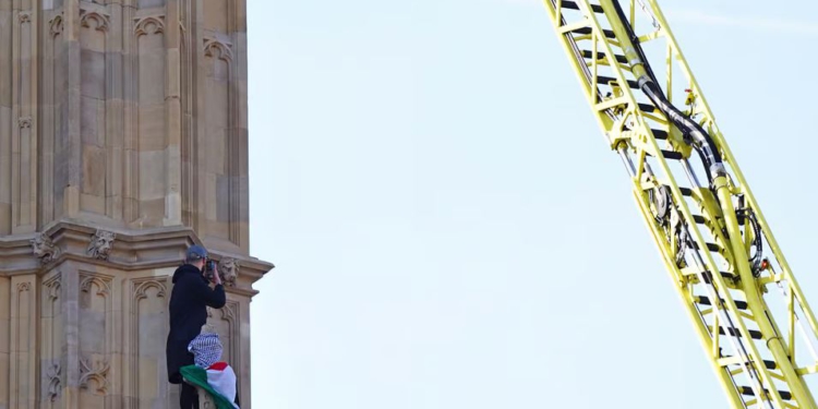 I riu alarmon policinë në Londër, ngjitet në kullën e Big Ben duke mbajtur një flamur palestinez në duar