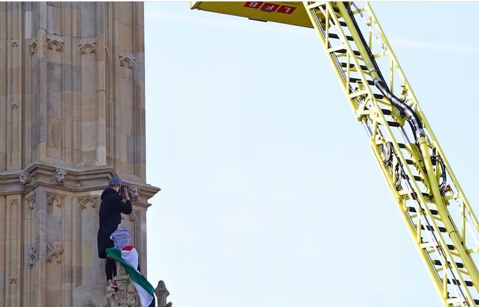 I riu alarmon policinë në Londër, ngjitet në kullën e Big Ben duke mbajtur një flamur palestinez në duar
