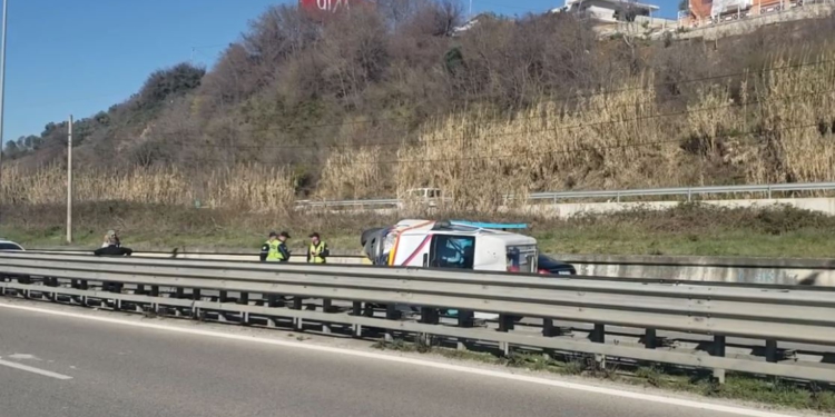Aksident i rëndë në Durrës/ Ambulanca përmbyset në mes të rrugës, plagosen pacientja dhe infermierja