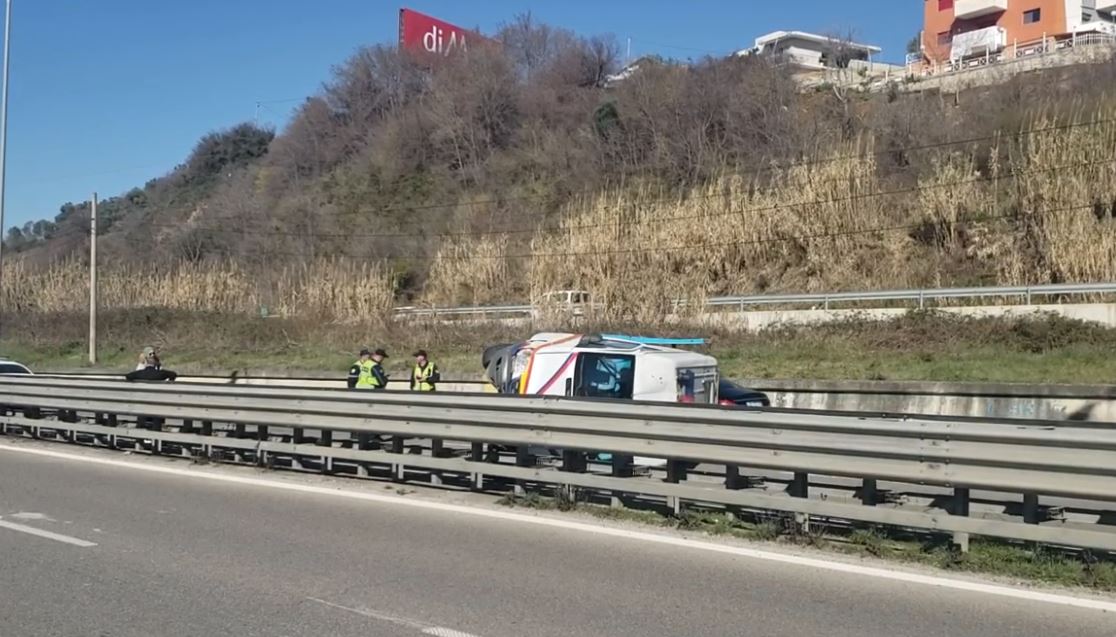 Aksident i rëndë në Durrës/ Ambulanca përmbyset në mes të rrugës, plagosen pacientja dhe infermierja