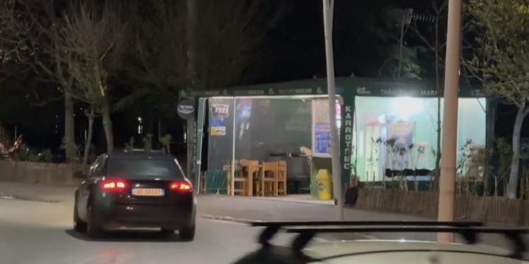 Plagosje me thikë në Pogradec, përfundon në spital një person, shpallet në kërkim autori