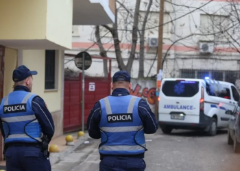 Policia aksion ‘blic’ në Sarandë, tre të arrestuar për prodhim dhe shitje droge