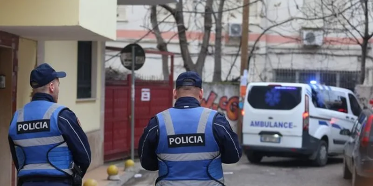 Policia aksion ‘blic’ në Sarandë, tre të arrestuar për prodhim dhe shitje droge